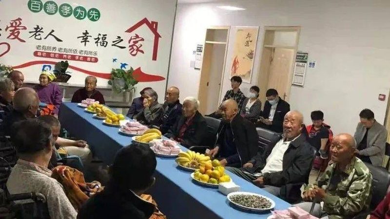 社区智慧养老设备通常具备以下核心功能：