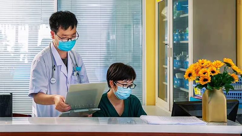 护理院护理员：他们的工作内容与薪资揭秘